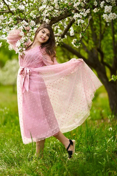 Όμορφη Νεαρή Γυναίκα Μακρύ Φόρεμα Ένα Οπωρώνα Μήλου — Φωτογραφία Αρχείου