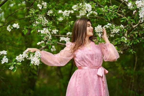 Красивая Молодая Женщина Длинном Платье Яблоневом Саду — стоковое фото
