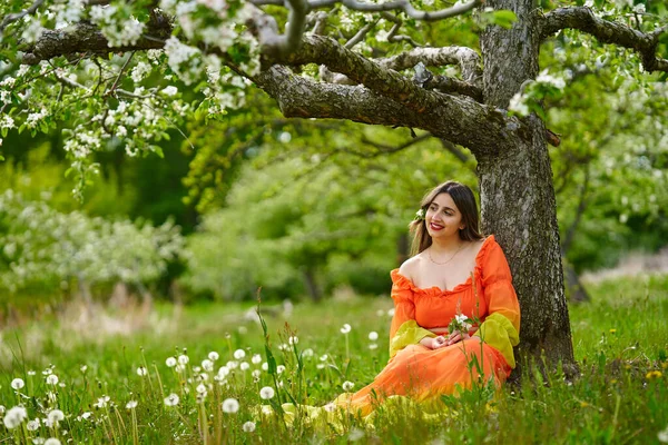 Mooie Jonge Indiaanse Vrouw Lange Oranje Jurk Een Appel Boomgaard — Stockfoto