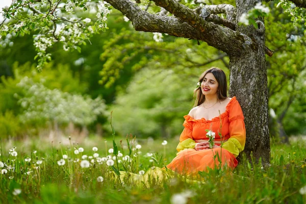 Mooie Jonge Indiaanse Vrouw Lange Oranje Jurk Een Appel Boomgaard — Stockfoto