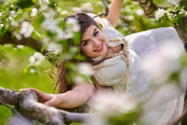 Mooie Jonge Vrouw Lange Jurk Een Appel Boomgaard — Stockfoto