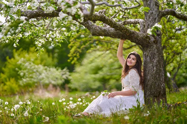 Красива Молода Жінка Довгій Сукні Яблучному Саду — стокове фото