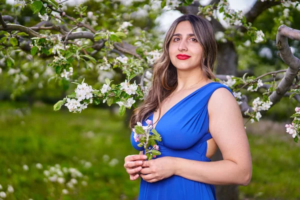 Красивая Молодая Индианка Длинном Голубом Платье Яблоневом Саду — стоковое фото