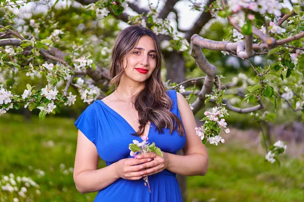 Mooie Jonge Indiaanse Vrouw Lange Blauwe Jurk Een Appel Boomgaard — Stockfoto