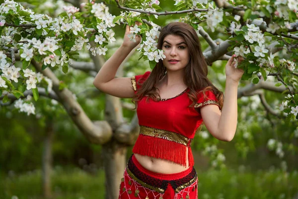 Belle Jeune Femme Dans Une Robe Traditionnelle Indienne Dans Verger — Photo