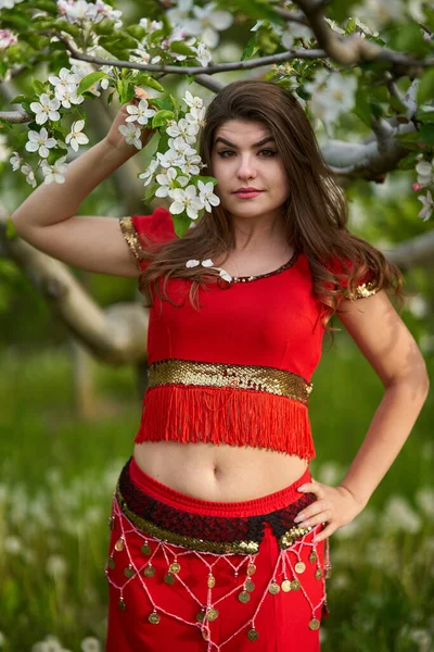 Mooie Jonge Vrouw Een Indiaanse Traditionele Jurk Een Appel Boomgaard — Stockfoto