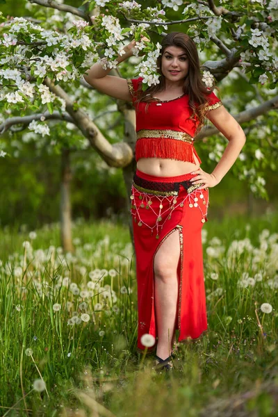 Vacker Ung Kvinna Indiansk Traditionell Klänning Äppelträdgård — Stockfoto