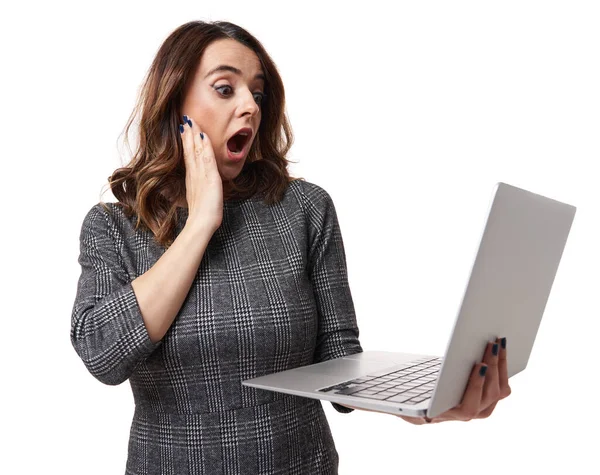 Jovem Empresária Segurando Seu Laptop Com Uma Expressão Choque Enquanto — Fotografia de Stock