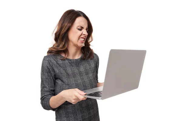 Extreem Gefrustreerde Boze Jonge Zakenvrouw Met Haar Laptop Geïsoleerd Witte — Stockfoto