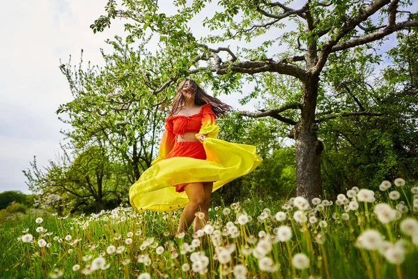 Hermosa Mujer India Joven Vestido Largo Naranja Huerto Manzanas —  Fotos de Stock