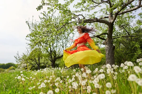 Piękna Młoda Hinduska Kobieta Pomarańczowej Sukience Jabłkowym Sadzie — Zdjęcie stockowe
