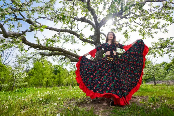 Молодая Женщина Традиционном Цыганском Платье Танцующая Яблоневом Саду — стоковое фото