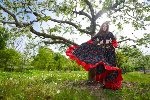 Młoda Kobieta Tradycyjnej Cygańskiej Sukience Tańcząca Jabłkowym Sadzie — Zdjęcie stockowe