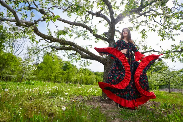 Ung Kvinna Traditionell Zigenarklänning Utför Dans Äppelträdgård — Stockfoto