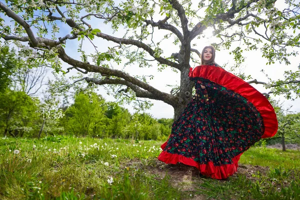 Mladá Žena Tradičních Cikánských Šatech Tančí Jablečném Sadu — Stock fotografie