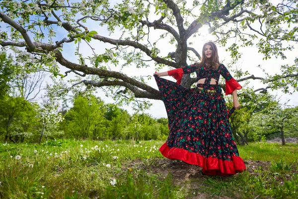 Молодая Женщина Традиционном Цыганском Платье Танцующая Яблоневом Саду — стоковое фото