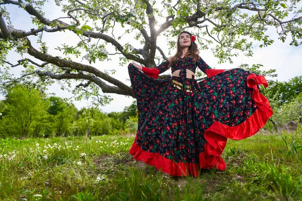 Młoda Kobieta Tradycyjnej Cygańskiej Sukience Tańcząca Jabłkowym Sadzie — Zdjęcie stockowe