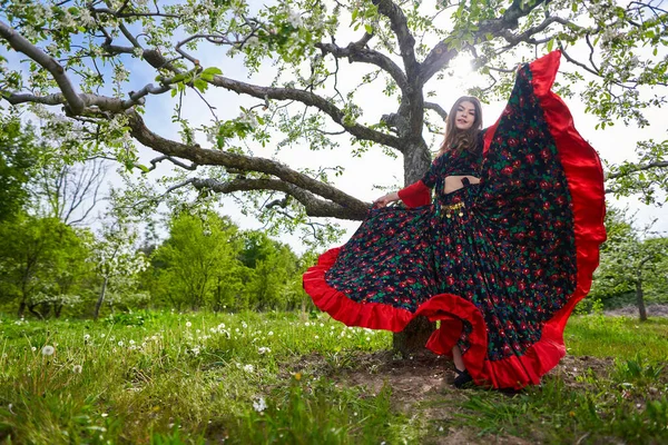 Mladá Žena Tradičních Cikánských Šatech Tančí Jablečném Sadu — Stock fotografie