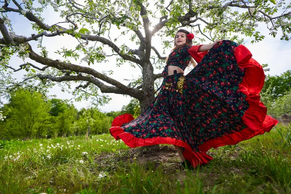 Geleneksel Çingene Elbiseli Genç Kadın Elma Bahçesinde Dans Ediyor — Stok fotoğraf