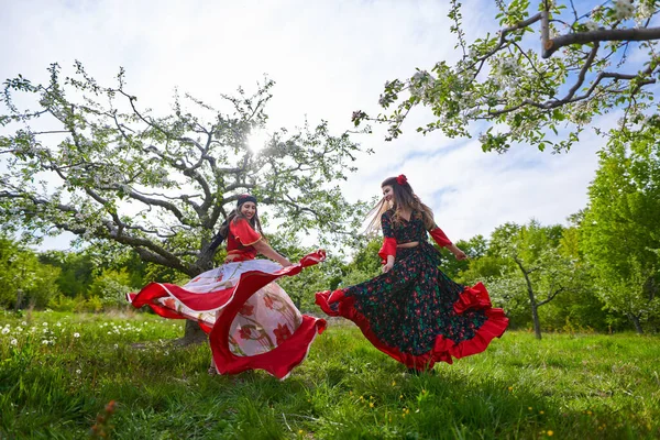 Deux Jeunes Femmes Costume Tzigane Traditionnel Dansant Dans Verger Pommiers — Photo