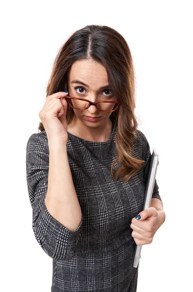 Verdachte Jonge Zakenvrouw Met Haar Laptop Kijken Haar Bril Geïsoleerd — Stockfoto