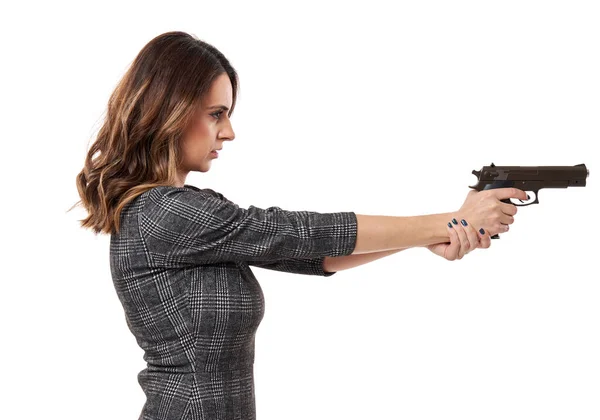 带着枪的女商人 被白色背景隔离 杀手行业的概念镜头 — 图库照片