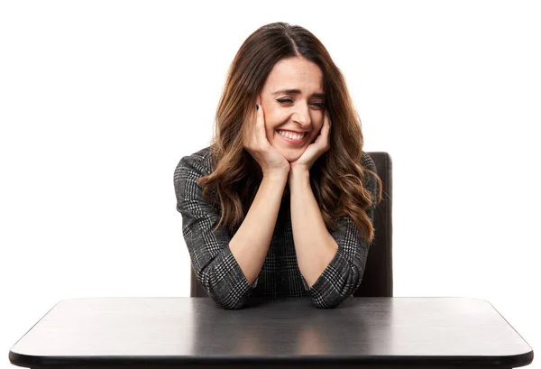 Νεαρή Γυναίκα Γελάει Ένα Αστείο Κάθεται Στο Γραφείο Της Απομονωμένη — Φωτογραφία Αρχείου