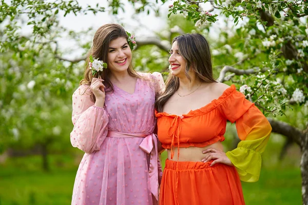 Duas Jovens Amigas Uma Herança Indiana Outra Branca Divertindo Livre — Fotografia de Stock