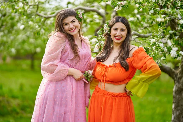 Duas Jovens Amigas Uma Herança Indiana Outra Branca Divertindo Livre — Fotografia de Stock