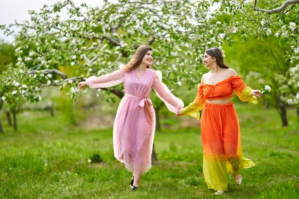 Two Women Indian White Heritage Mixed Race Walking Hand Hand — Stock Photo, Image