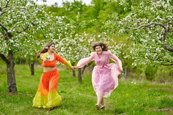 Duas Mulheres Herança Indiana Branca Raça Mista Andando Mãos Dadas — Fotografia de Stock