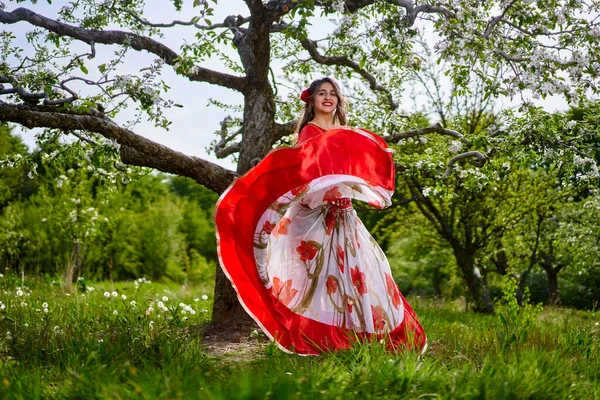 Ung Kvinna Traditionell Zigenarklänning Utför Dans Äppelträdgård — Stockfoto