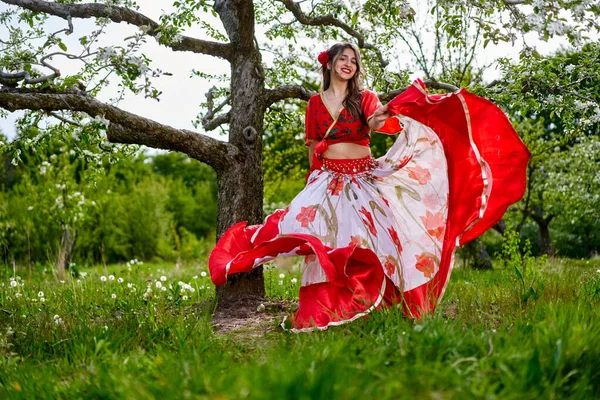 Geleneksel Çingene Elbiseli Genç Kadın Elma Bahçesinde Dans Ediyor — Stok fotoğraf