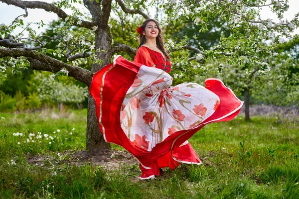 Geleneksel Çingene Elbiseli Genç Kadın Elma Bahçesinde Dans Ediyor — Stok fotoğraf