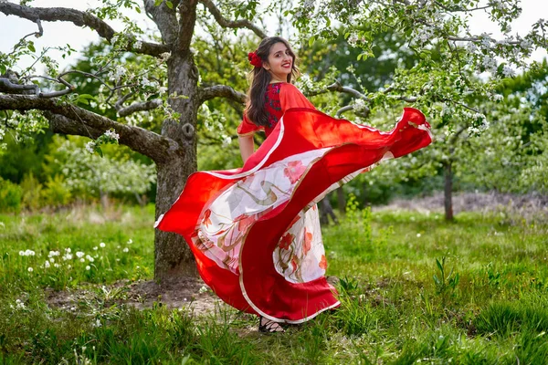 Ung Kvinna Traditionell Zigenarklänning Utför Dans Äppelträdgård — Stockfoto