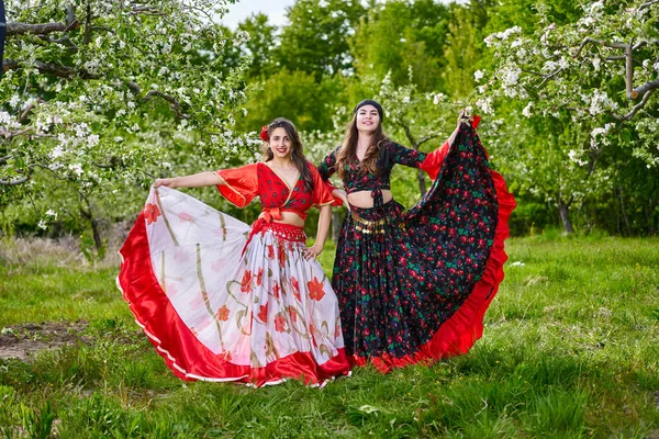 Duas Jovens Mulheres Traje Cigano Tradicional Dançando Pomar Maçã Florido — Fotografia de Stock