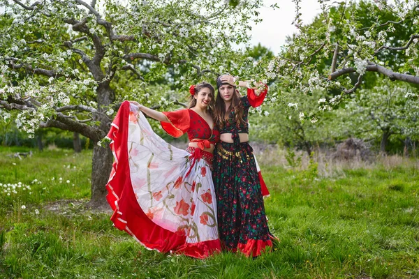 Deux Jeunes Femmes Costume Tzigane Traditionnel Dansant Dans Verger Pommiers — Photo