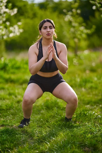 Size Strong Indian Woman Doing Fitness Workout Outdoor Apple Orchard — Stock Photo, Image