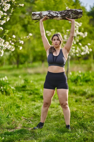 Strong Size Indian Woman Doing Fitness Workout Outdoor Log — Stock Photo, Image