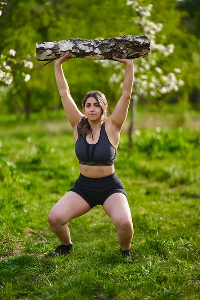 Formato Forte Più Donna Indiana Facendo Allenamento Fitness All Aperto — Foto Stock