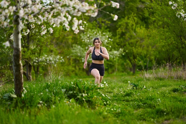 Schöne Size Läuferin Läuft Auf Dem Rasen Obstgarten — Stockfoto