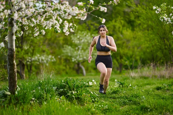 Hermosa Mujer India Corredor Tamaño Grande Corriendo Sobre Hierba Huerto —  Fotos de Stock
