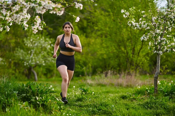 Mooie Size Runner Indiaanse Vrouw Loopt Het Gras Boomgaard — Stockfoto