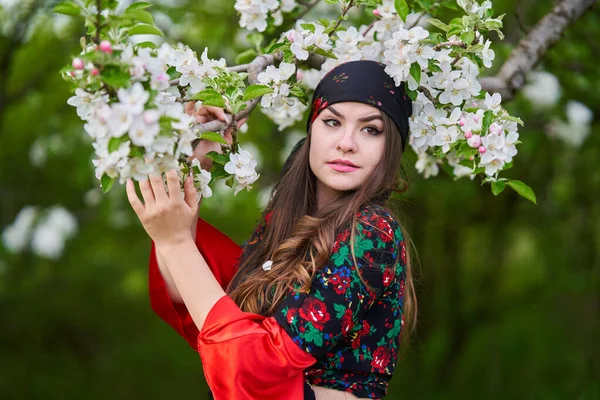 Portret Młodej Kobiety Tradycyjnej Cygańskiej Sukience Szaliku Kwitnącym Sadzie Jabłoni — Zdjęcie stockowe