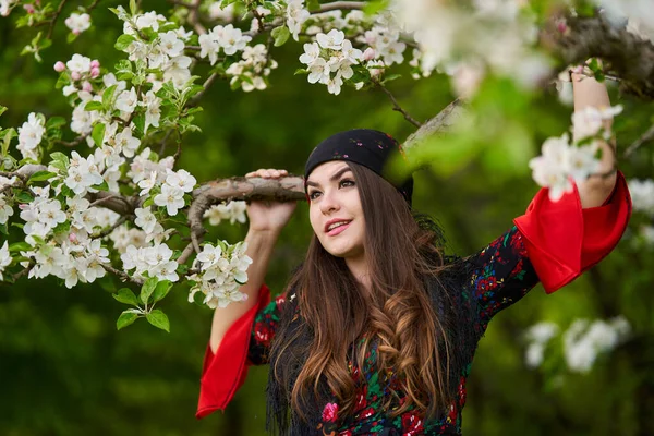 Närbild Porträtt Ung Kvinna Traditionell Zigenarklänning Och Halsduk Blommande Äppelträdgård — Stockfoto