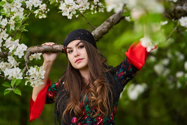 Портрет Молодой Женщины Традиционном Цыганском Платье Шарфе Цветущем Яблоневом Саду — стоковое фото