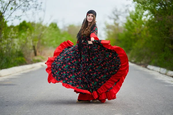 Jovem Bela Cigana Dançando Meio Rua Traje Tradicional — Fotografia de Stock