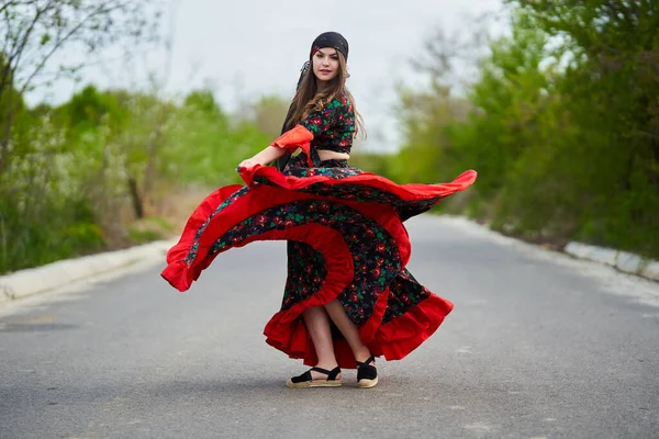 Молода Красива Циганка Танцює Посеред Вулиці Традиційному Костюмі — стокове фото
