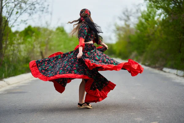 Jovem Bela Cigana Dançando Meio Rua Traje Tradicional — Fotografia de Stock