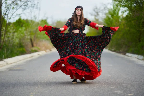 Mladá Krásná Cikánka Tančící Uprostřed Ulice Tradičním Kostýmu — Stock fotografie